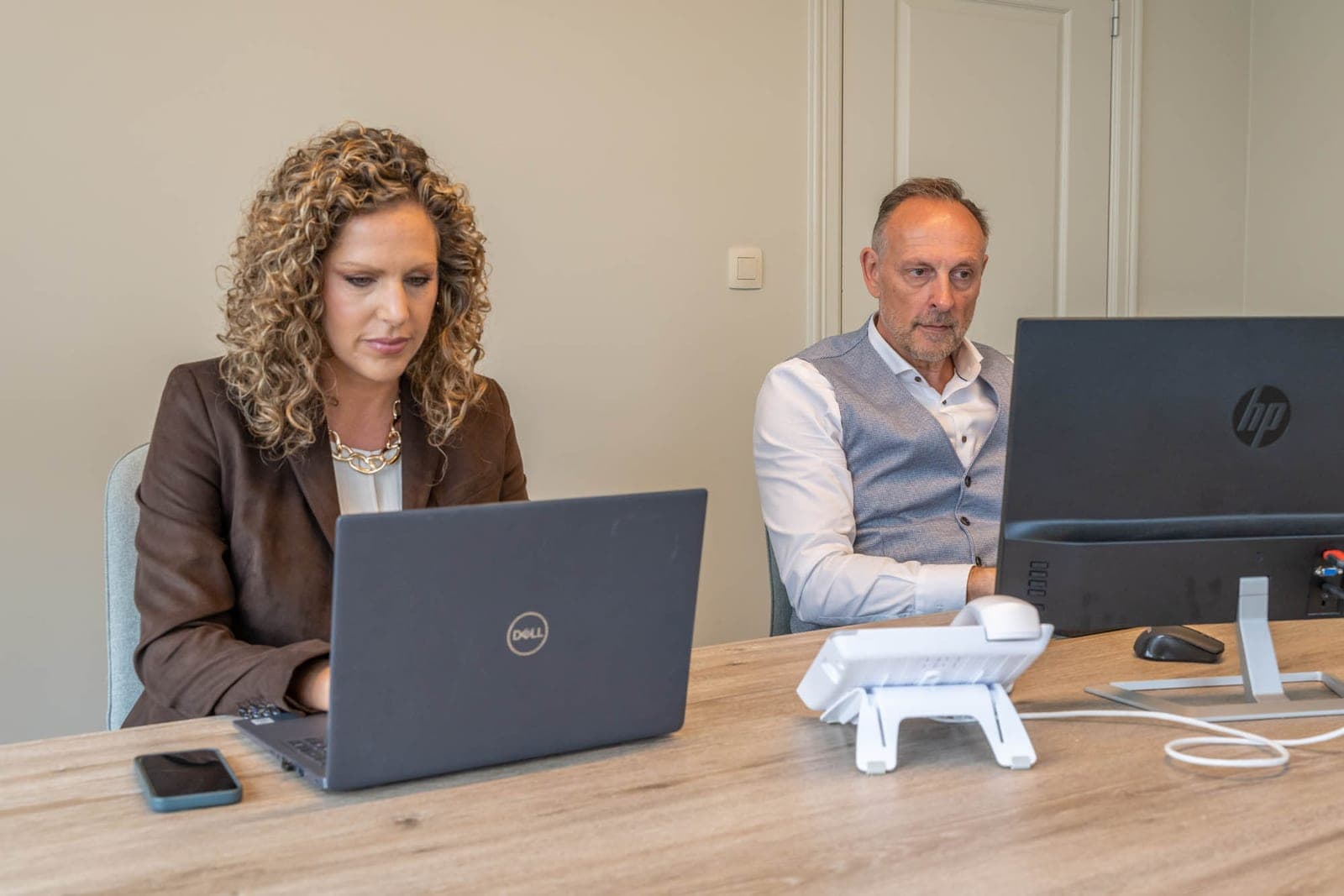 Tiziana aan haar laptop op kantoor