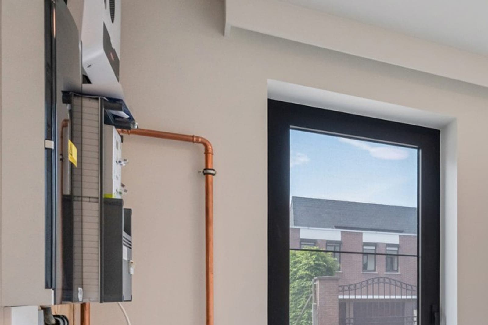 Een technische ruimte met de elektrische installatie en de meterkast van een woning