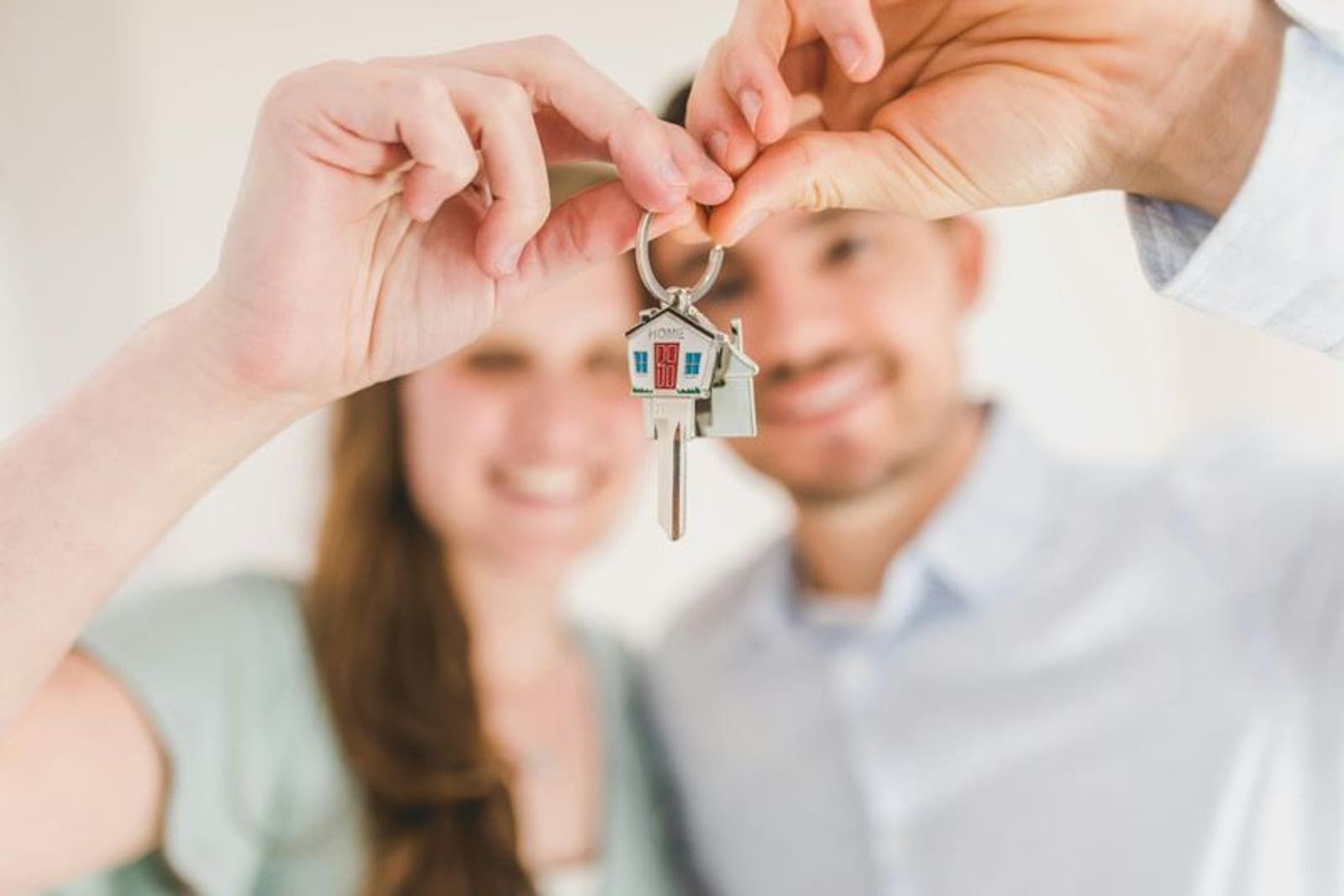 Een blij koppel met de sleutels van hun nieuwe woning