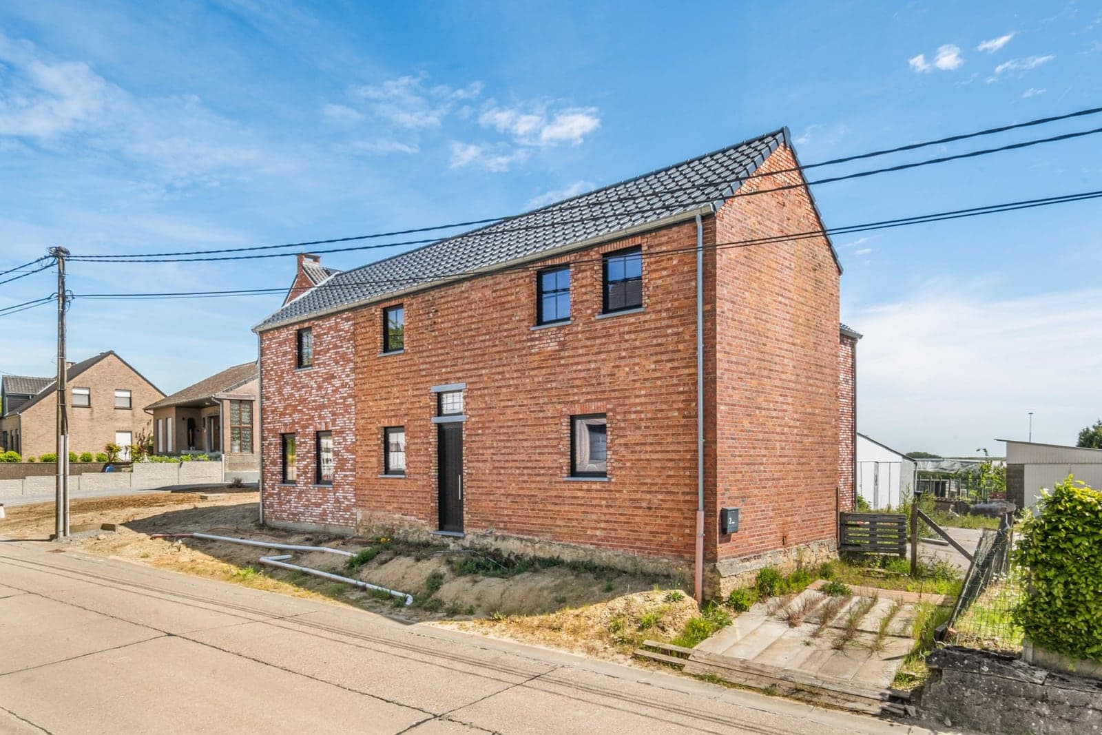 Een bakstenen woning in renovatie langs de straat