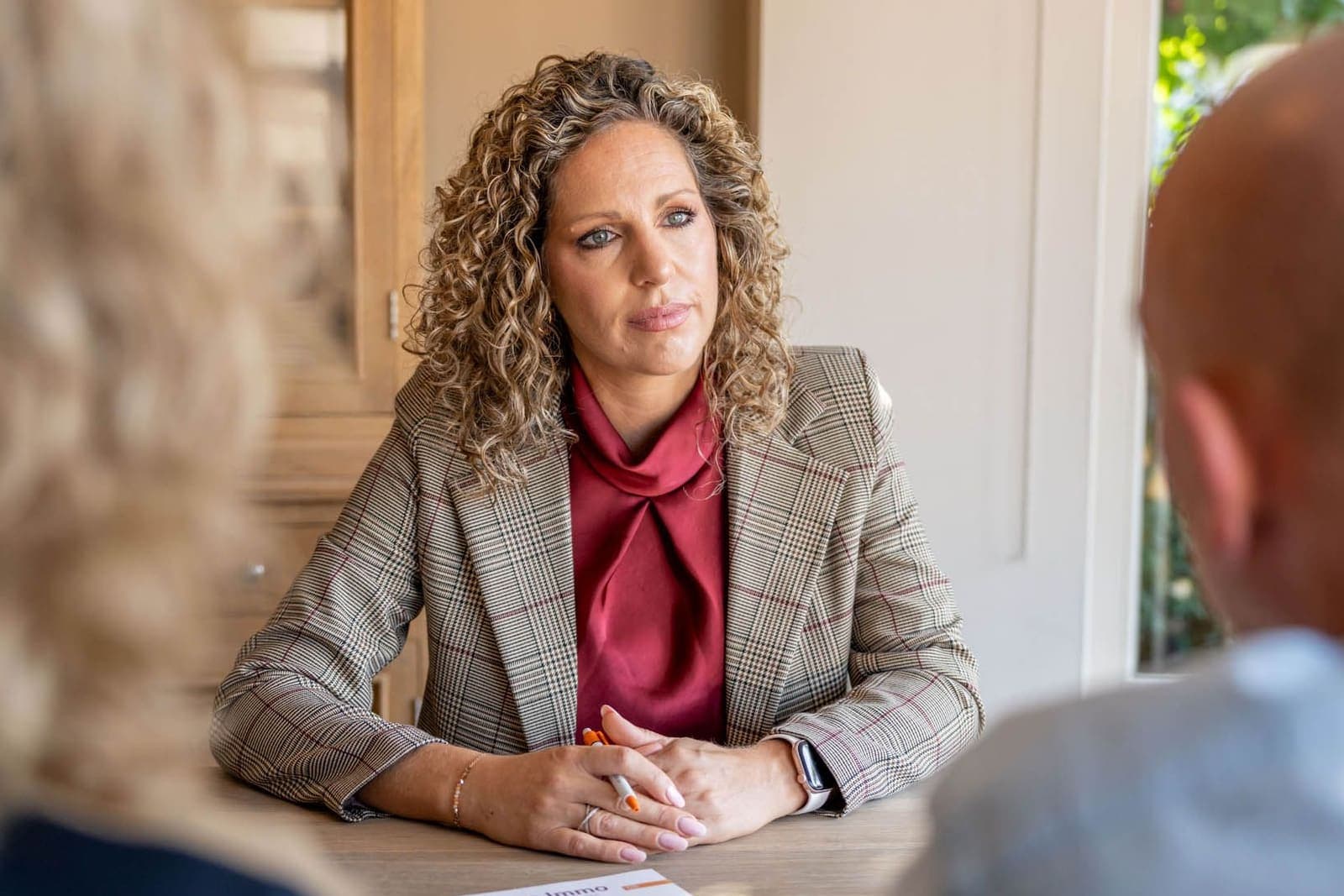 Tiziana luistert aandachtig tijdens een kennismakingsgesprek aan tafel