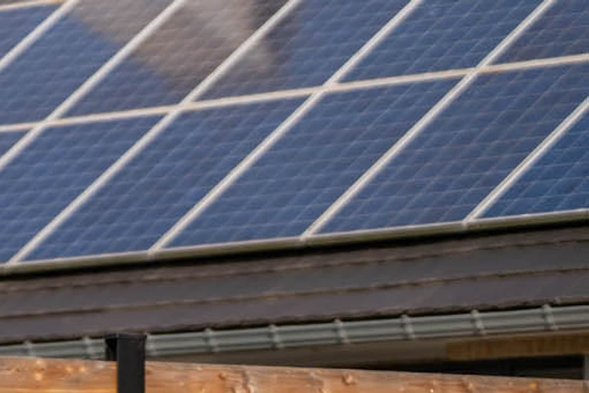 Zonnepanelen op het dak van een woning in de zon