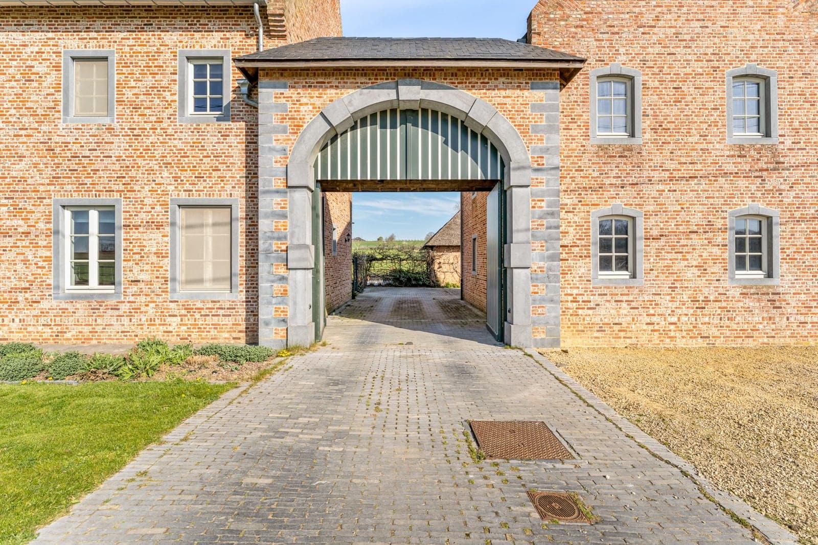De poort van een karaktervolle vierkantshoeve in het Hageland