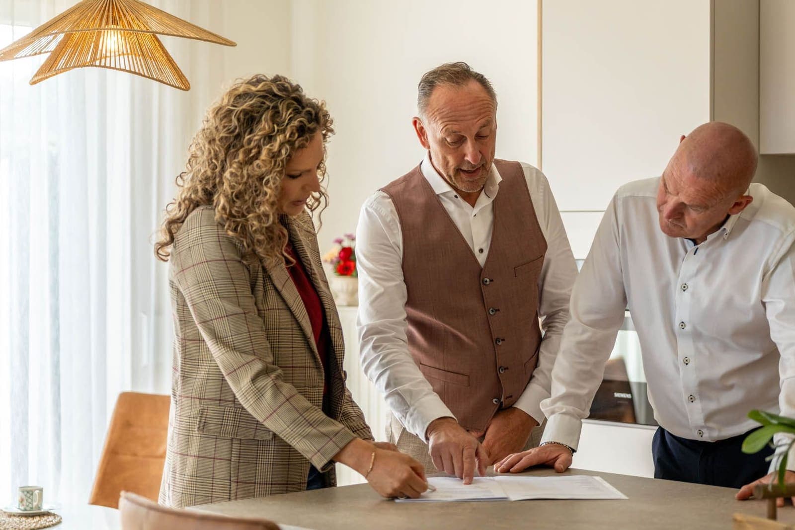 Tiziana en Hans overlopen de attesten met een verkoper