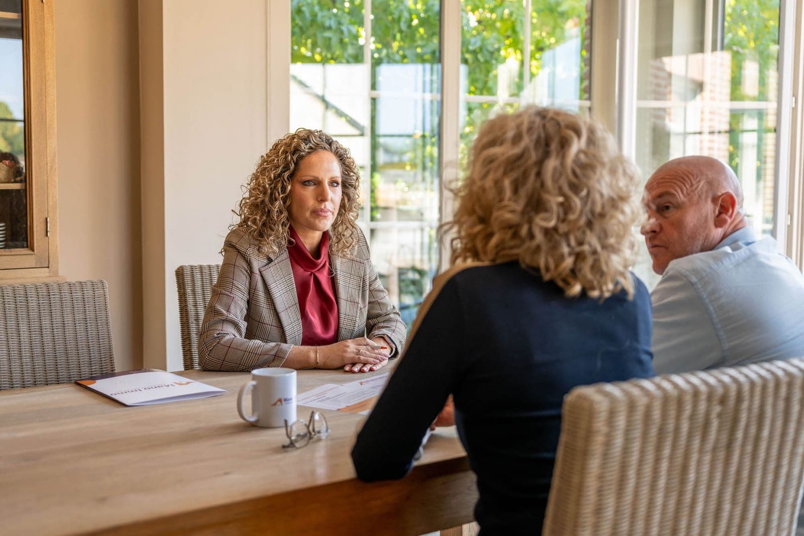 Tiziana in gesprek met familie aan tafel