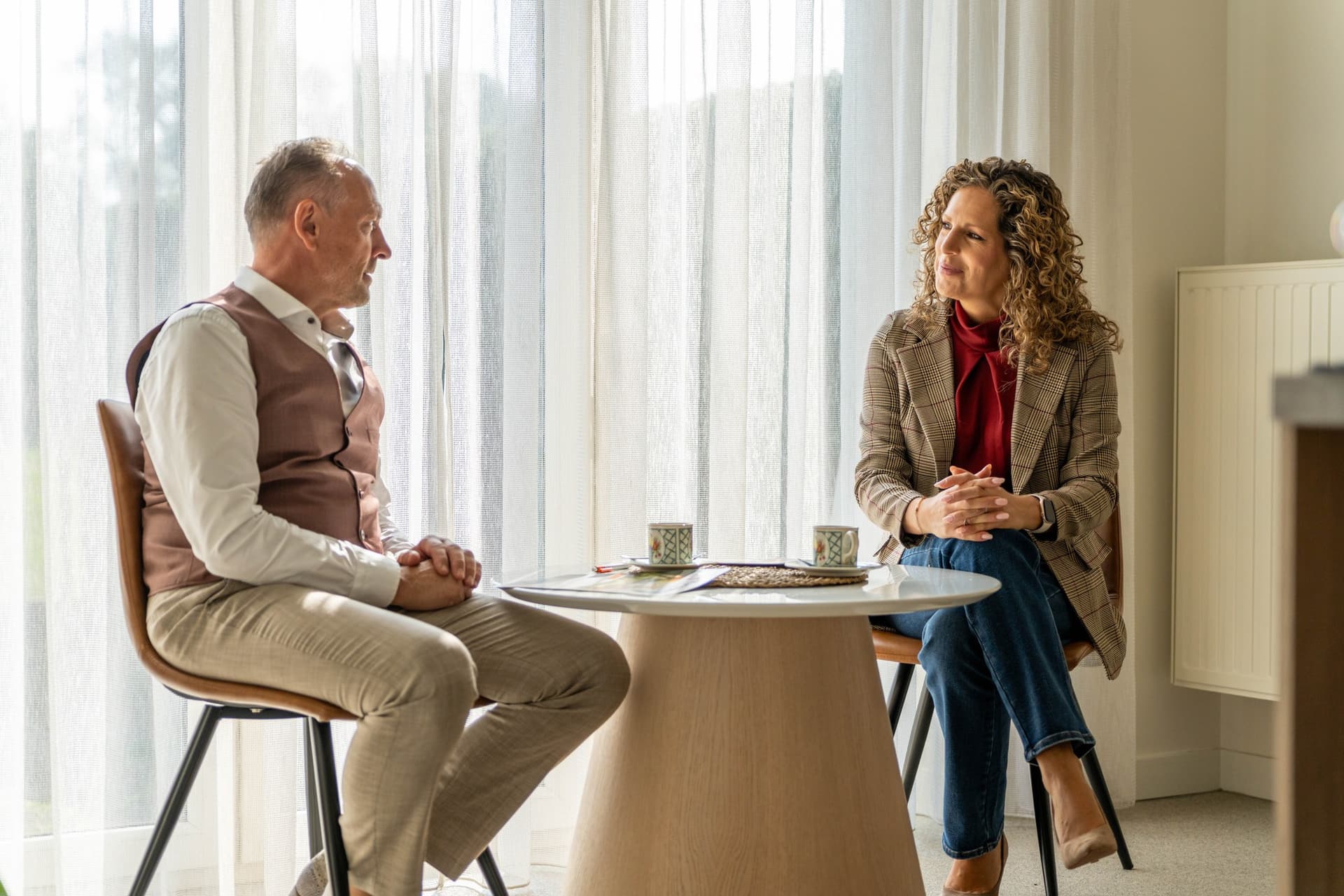 Tiziana en Hans in een persoonlijk gesprek aan tafel